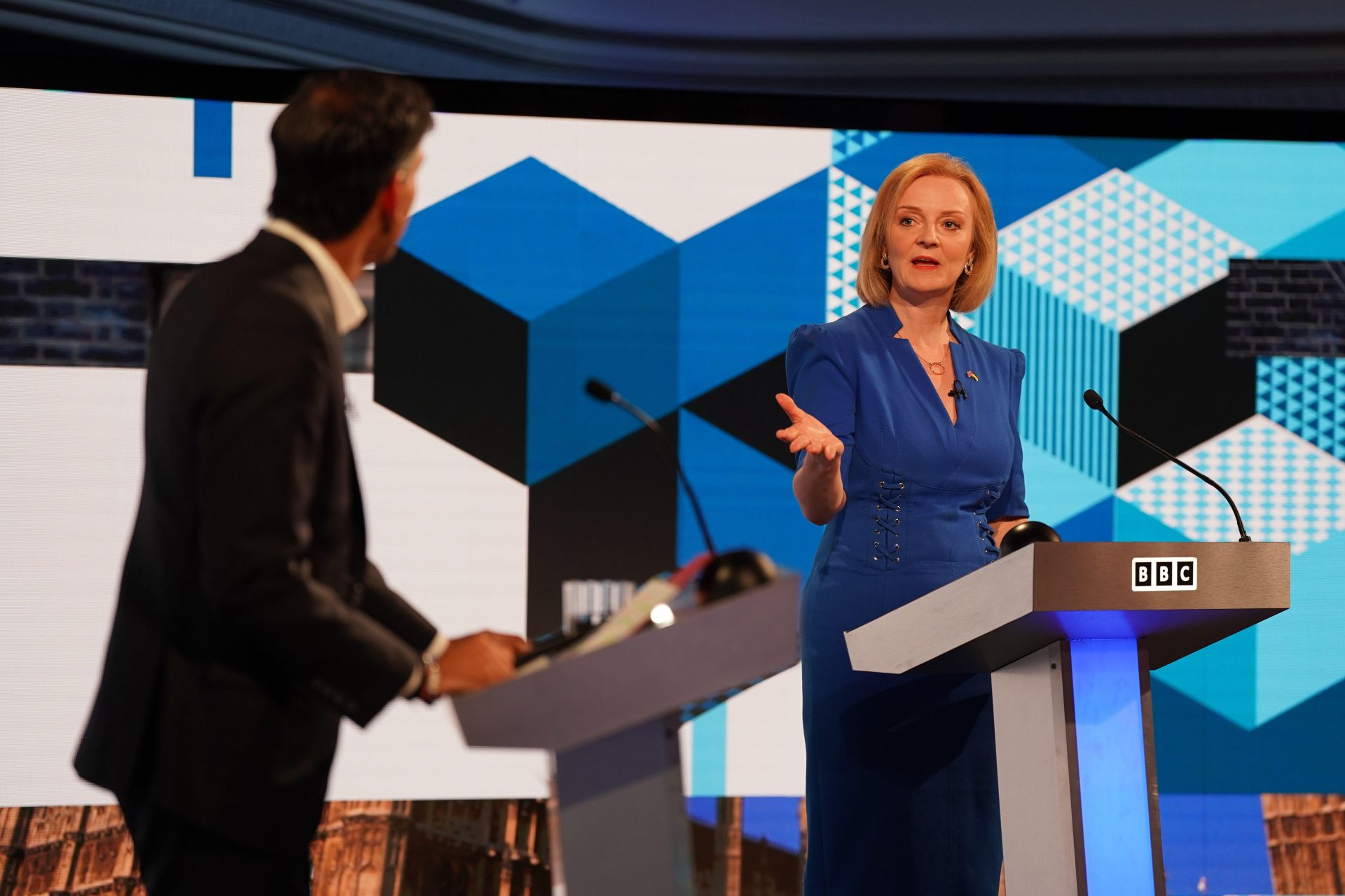 2JJEJTG Rishi Sunak and Liz Truss taking part in the BBC Tory leadership debate, Our Next Prime Minister, presented by Sophie Raworth, a head-to-head debate at Victoria Hall in Hanley, Stoke-on-Trent, between the Conservative party leadership candidates. Picture date: Monday July 25, 2022.